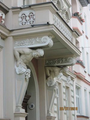 Denkmal MFH, reichverzierte Fassade, saniert 2009 gehoben zentral