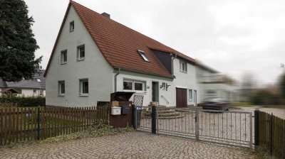 Großräumige Doppelhaushälfte mit Kamin, Garten und modernen Bädern in Seenähe