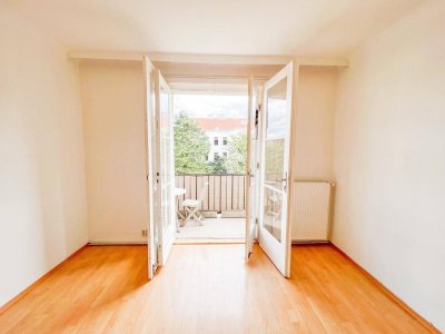 LICHTDURCHFLUTETE 62m2 WOHNUNG - WOHNZIMMER MIT BALKON