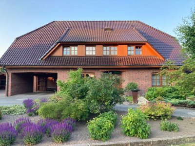 Zweifamilienhaus mit großem Garten in ruhiger Lage