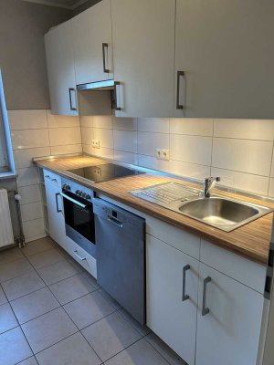 Renovierte 3 Zi. Whg. mit Balkon und Einbauküche inkl. PKW- Stellplatz