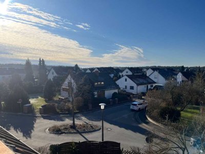 Stilvolle, gepflegte 2-Zimmer-Dachgeschosswohnung mit EBK und toller Balkonaussicht in Schwanstetten