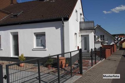 Einfamilien-Reihenendhaus mit Garage und Carport