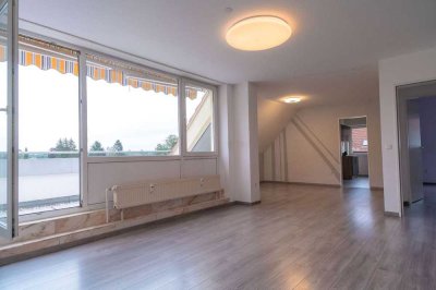 Familientraum: Helle geräumige 4-Zimmer Maisonette-Dachgeschoss-Wohnung in Seenähe mit Balkon /Miete