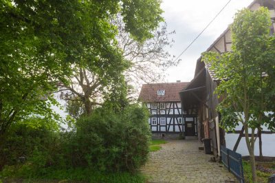 Schönes Landhaus mit Nebengebäude und Garten in Ortsrandlage