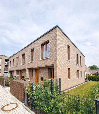 Modernes Reihenendhaus mit Einbauküche, Garten und Stellplatz