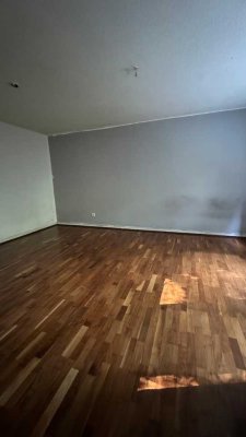 Renovierungsbedürftige 1,5 Zimmer Wohnung im EG