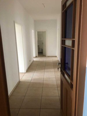 Gepflegte 4-Raum-Hochparterre-Wohnung mit Balkon in Frankfurt (Oder)