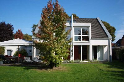 Modernes Einfamilienhaus in stilvollem Design, West-Garten und klaren Strukturen