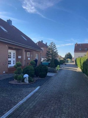 Familienfreundliches Doppelhaus mit Garage, Einbauküche und Vollkeller in ruhiger Lage von Broistedt