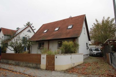 Großes, freistehendes Einfamilienhaus mit Einliegerwohnung.