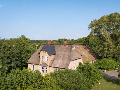 Malerisches Reetdachanwesen am Nord-Ostsee-Kanal