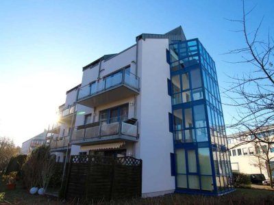 Ruhige 2 Zimmer Wohnung mit Wintergarten, Balkon und Garage