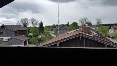 Attraktive und gepflegte 2-Raum-Dachgeschosswohnung mit Balkon und Einbauküche bei Holzkirchen