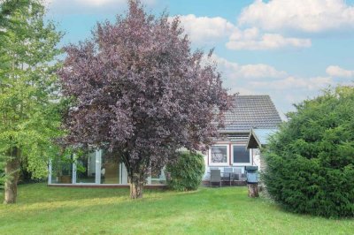 Sonnenbaden: EFH mit Potenzial, großem Garten und Wintergarten in wassernaher Lage