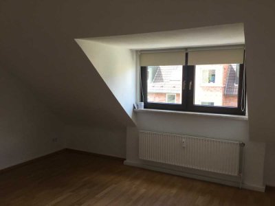 Vollständig renovierte Dachgeschosswohnung mit zwei Zimmern in Gelsenkirchen