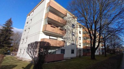 Bezugsfreie. große 2 Zi. Wohnung mit S-Loggia u. TG Stellplatz