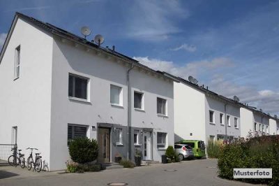 2-Familienhaus nebst 2 Garagen - provisionsfrei