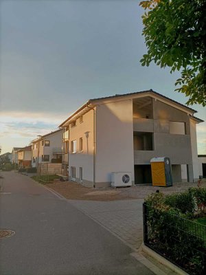 Exklusive 105m² Neubauwohnung: Erstbezug mit Balkon und Parkplatz