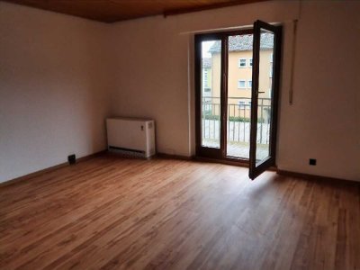 3-Zimmer-Wohnung mit Balkon, Garten & Garage