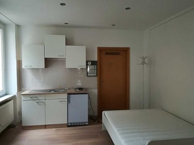 Modernisierte EG-Wohnung mit einem Zimmer sowie Balkon und EBK in Glauchau