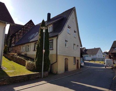 Einziehen und Renovieren! Bauernhaus mit angebauter Scheune