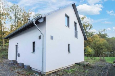 Sofort verfügbar: Neuwertiges Niedrigenergiehaus mit sonnigem Grundstück in naturnaher Lage