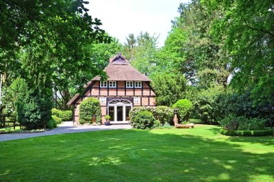 Außergewöhnliches Reetdach-Domizil mit Gästehaus und Pferdeboxen in zentraler Lage von Elsdorf