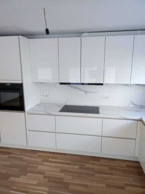 1000 € - 88.92 m² - 3.0 Zi.
3-Zimmer-Wohnung mit Tiefgaragenstellplatz und Einbauküche.