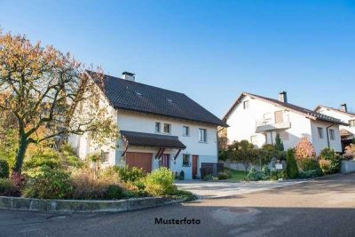 Einfamilienhaus und Garagen