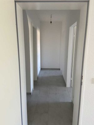 Sehr schöne neu renovierte 2-Raum-Wohnung mit Balkon