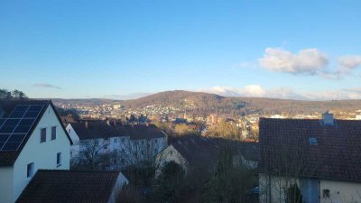 Freundliche und vollständig renovierte 3-Raum-Wohnung mit Balkon in Bad Kissingen