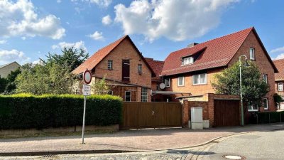 Wohnhaus mit Werkstattgebäude, Garage und Garten