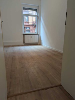 Komplett sanierte 3 ZKB mit original Dielenböden und Wohnküche in stilvollem Altbau!