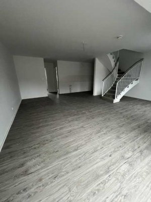 Erstbezug mit Balkon: Stilvolle 3-Raum-Penthouse-Wohnung mit geh. Innenausstattung