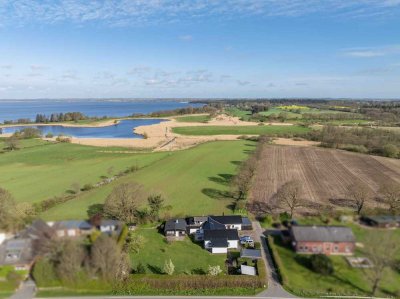 Mit freiem Schleiblick zum Wasser - Wunderschönes Haus mit zwei großzügigen Wohneinheiten