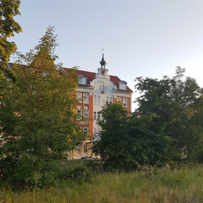 Freundliche und sanierte 2-Zimmer-Hochparterre-Wohnung mit Balkon in Meißen