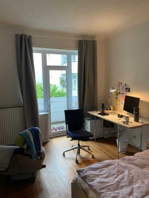 WG-Zimmer in schönem Altbau