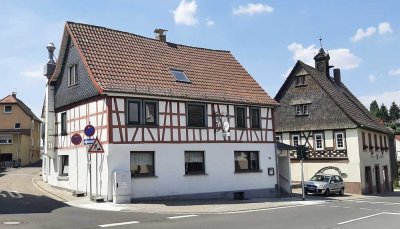 Saniertes Einfamilienhaus mit Gaststätte in zentraler Lage