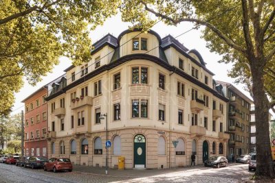 Kulturdenkmal in attraktiver Parklage - Außergewöhnliche DG-Maisonette mit Loggia!