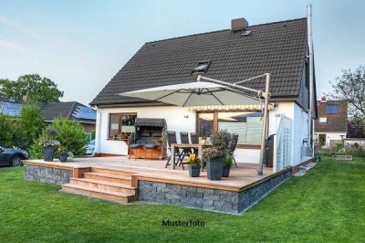 Einfamilienhaus mit Doppelgarage und Garten