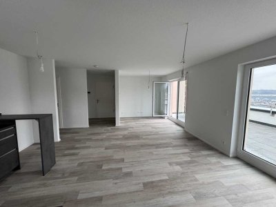 Erstbezug mit Dachterrasse und EBK: Stilvolle 2,5-Zimmer-Penthouse-Wohnung mit geh. Innenausstattung