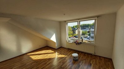 Gepflegte DG-Wohnung mit zwei Zimmern und Balkon in Bergisch Gladbach