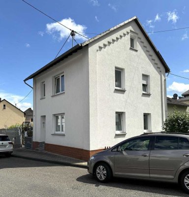 Einfamilienhaus mit Pool, Garten und Carport für 2 Stellplätze.