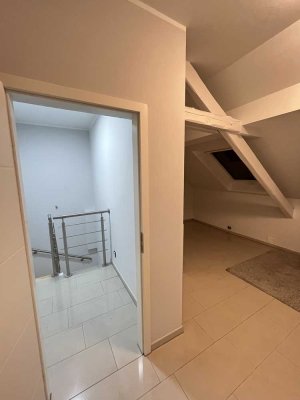 Stilvolle, gepflegte 4-Zimmer-Maisonette-Wohnung mit geh. Innenausstattung mit EBK in Köln Höhenberg