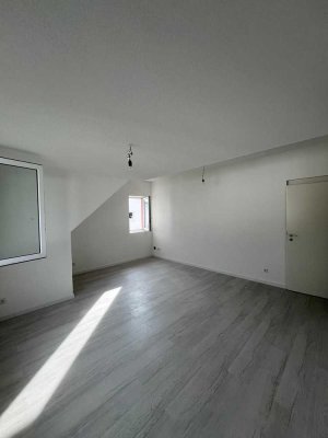 Exklusive 3,5-Zimmer Dach-Wohnung mit EBK