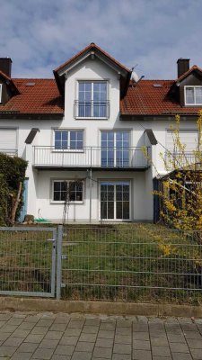 Perfekt für die Familie: Geräumiges Haus in ruhiger Lage. Gute Verkehrsanbindung. Provisionsfrei.