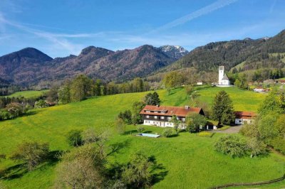 Erhaben über dem Tal. Geschichtsträchtiges Anwesen mit atemberaubendem Panorama.