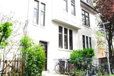 VON PRIVAT: Herrlich ruhige 2-Zimmer-Altbauwohnung mit Balkon und Gartennutzung im Herzen Bremens.