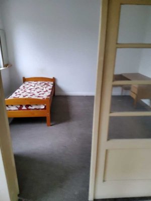 90qm Wohnung mit Balkon im 1. OG - RENOVIERUNGSBEDÜRFTIG - sofort frei